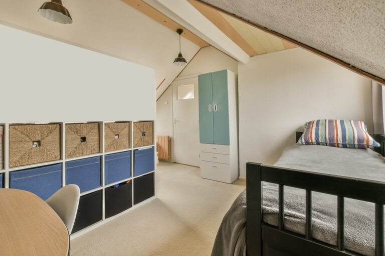 A bedroom with carpet on the flooor